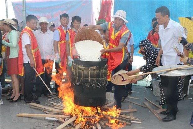 Soi_noi_Le_hoi_Banh_chung__Banh_giay_o_vung_bien_Sam_Son