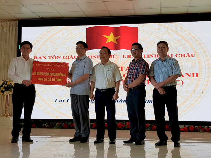Ban_Ton_giao_Chinh_phu_trao_1000_la_co_To_quoc_cho_Hoi_thanh_Tin_Lanh_Viet_Nam__mien_Bac_