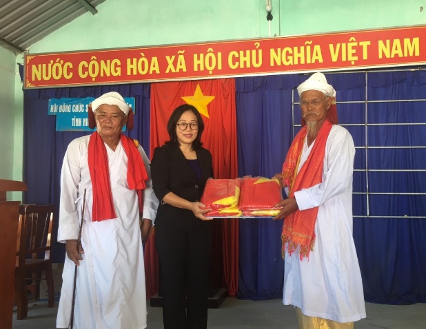 Lanh_dao_Vu_Tin_nguong_va_cac_Ton_giao_khac__Ban_Ton_giao_Chinh_phu_tham_va_lam_viec_voi_Hoi_dong_chuc_sac_Cham_Balamon_tinh_Ninh_Thuan