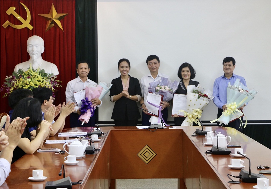 Trao_quyet_dinh_nghi_huu_cho_cong_chuc__vien_chuc_Ban_Ton_giao_Chinh_phu
