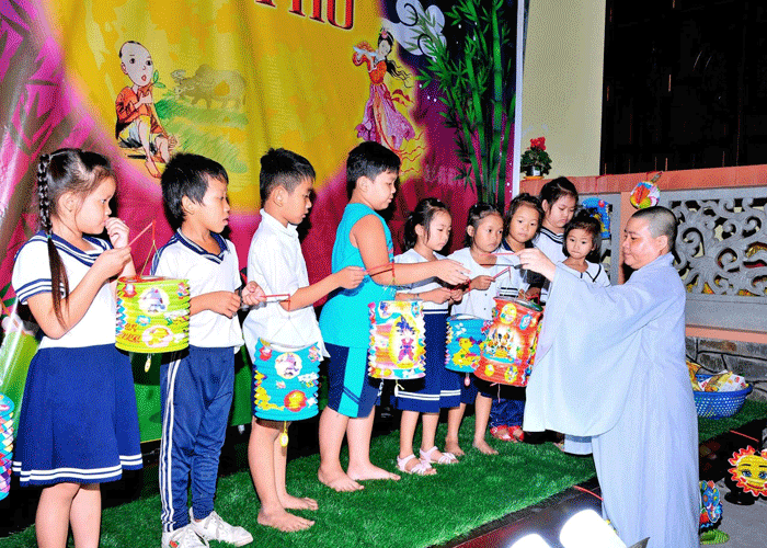 Cac_tu_vien_o_tinh_Tien_Giang_to_chuc_vui_choi_va_tang_qua_trung_thu