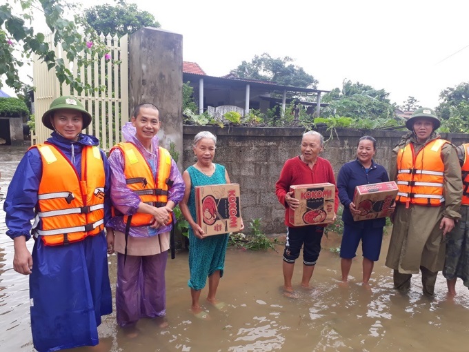 Ban_Tri_su_Phat_giao_huyen_Quang_Ninh__tinh_Quang_Binh_cuu_tro_ba_con_vung_lu