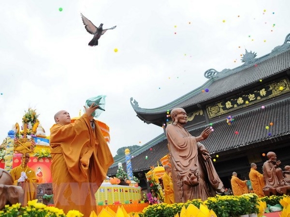 Canh_giac_voi_nhung__ban_tay_den__loi_dung__tu_do_ton_giao_