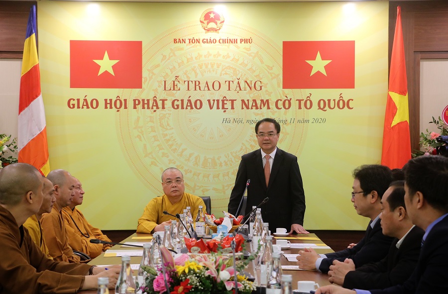 Ban_Ton_giao_Chinh_phu_tang_co_To_quoc_cho_Giao_hoi_Phat_giao_Viet_Nam_nhan_dip_ky_niem_39_nam_thanh_lap_Giao_hoi