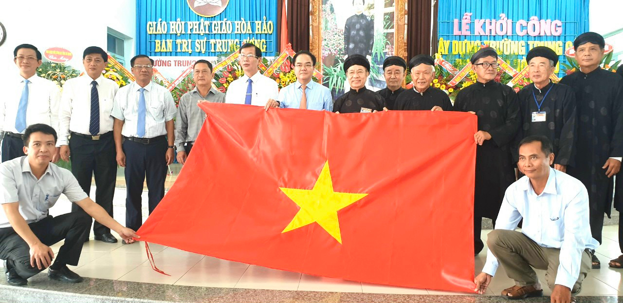 thu-truong-bo-noi-vu-trao-tang-co-to-quoc-cho-giao-hoi-phat-giao-hoa-hao-va-dao-hoi-tu-an-hieu-nghia