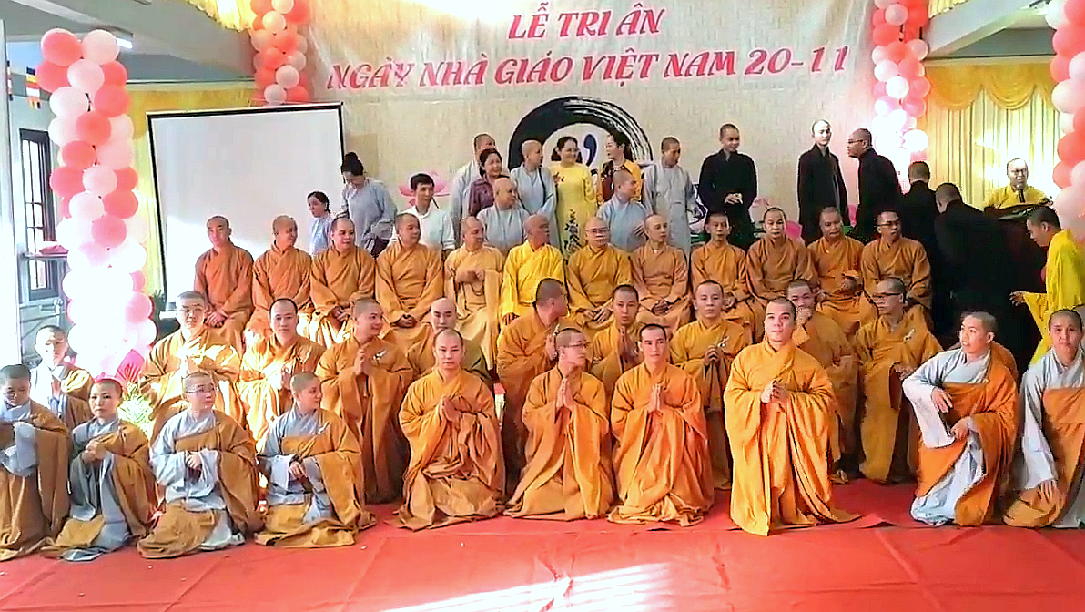 Tang__ni_sinh_truong_Trung_cap_Phat_hoc_ti_nh_Be_n_Tre_to_chuc_mung_Ngay_Nha_giao_Viet_Nam_20_11