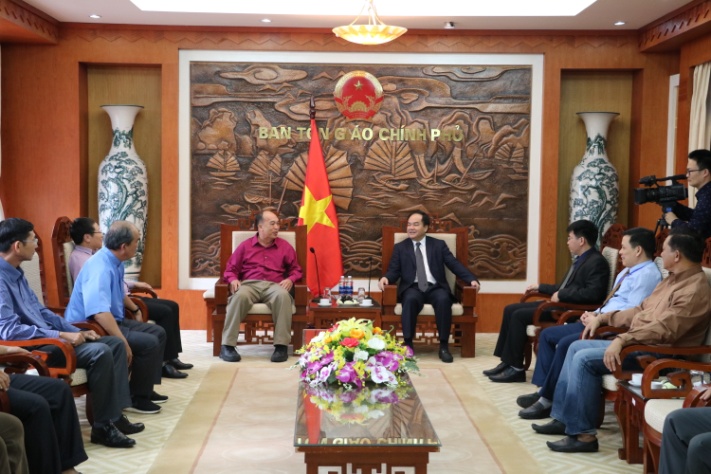 Truong_ban_Ban_Ton_giao_Chinh_phu_tiep_doan_Linh_muc__chuc_sac_Cong_giao_tinh_Vinh_Long