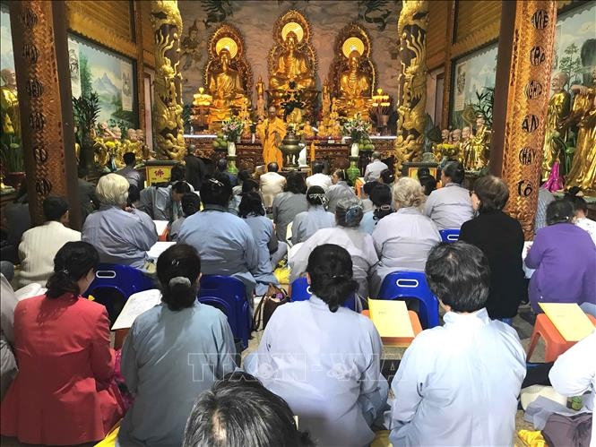 nguoi-viet-tai-lao-don-tet-nguyen-tieu-cau-quoc-thai-dan-an-huong-ve-que-huong