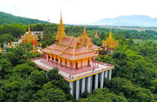 ta-pa-ngoi-chua-khmer-tua-tien-canh-giua-rung