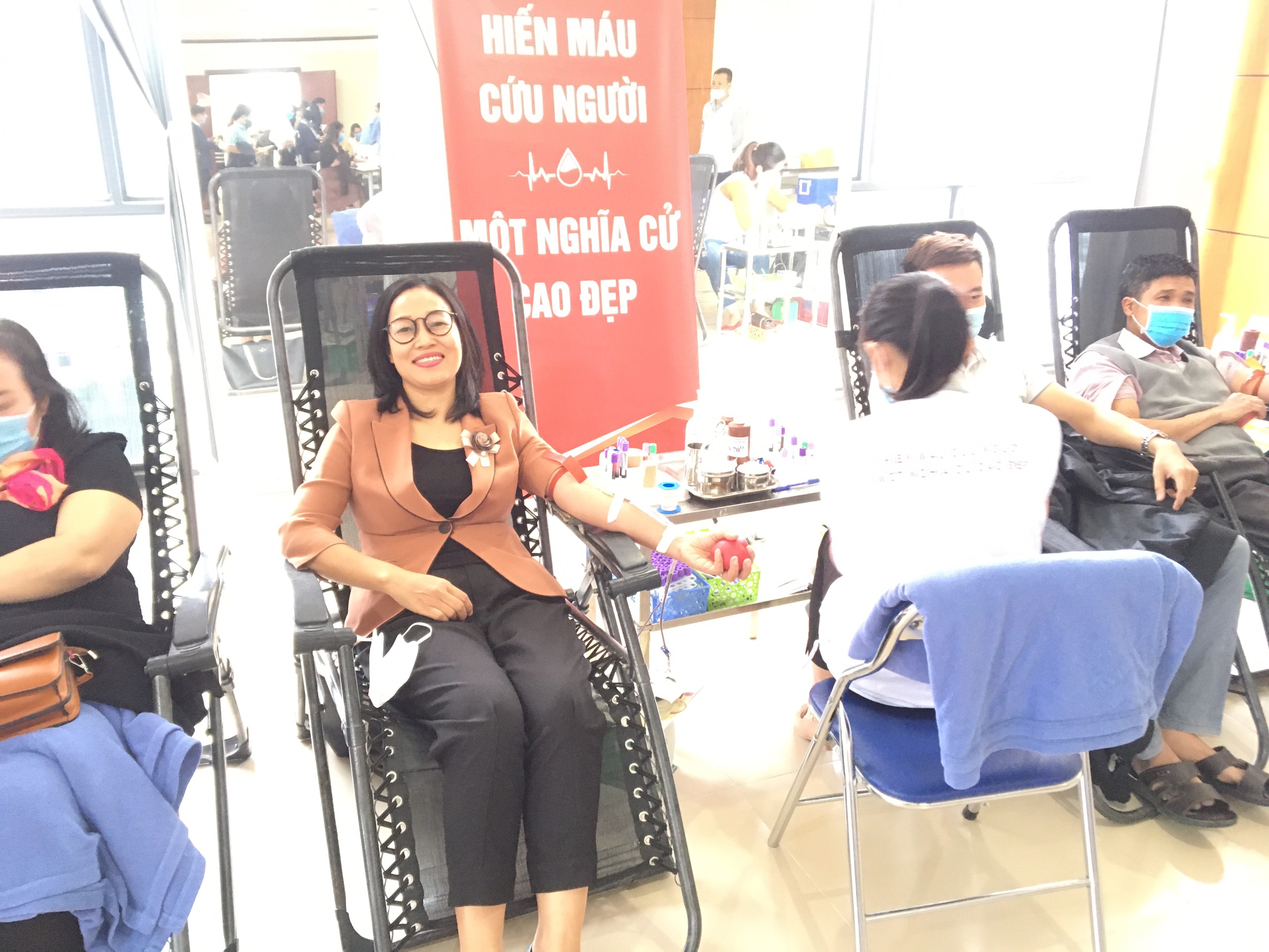doan-vien-cong-doan-ban-ton-giao-chinh-phu-tham-gia-ngay-hoi-hien-mau-tinh-nguyen-2020-cua-bo-noi-vu