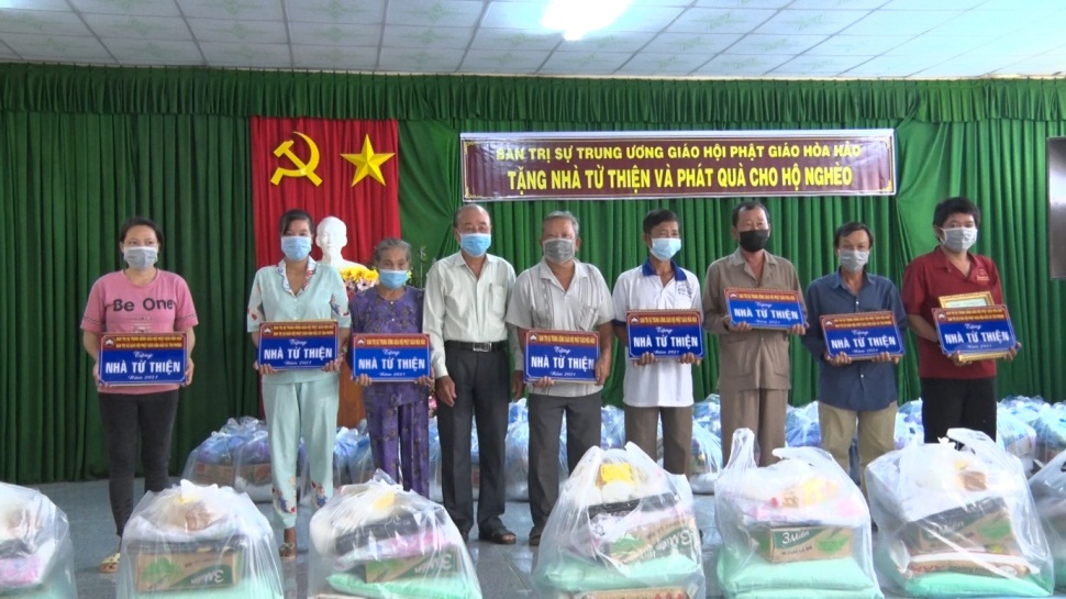 xa-hiep-xuong-huyen-phu-tan-tinh-an-giang-ban-giao-10-can-nha-dai-doan-ket