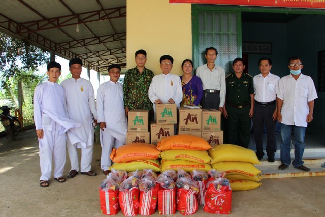 hoi-thanh-cao-dai-tay-ninh-tang-qua-cac-chot-bo-doi-bien-phong