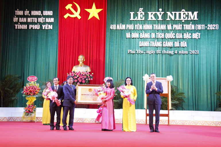 danh-thang-ganh-da-dia-don-nhan-bang-di-tich-quoc-gia-dac-biet