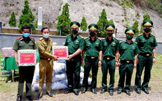 chuc-tet-bunpimay-trao-qua-tang-nguoi-dan-va-luc-luong-vu-trang-lao