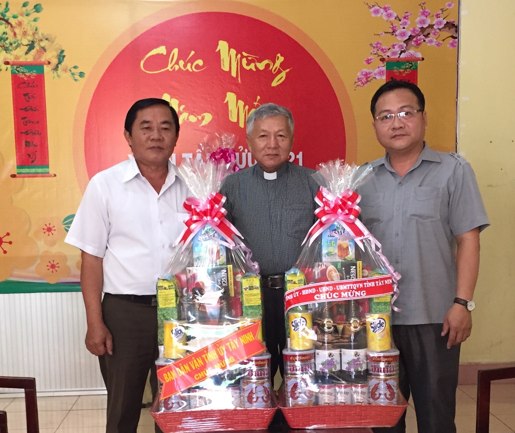 tay-ninh-lanh-dao-tinh-tham-chuc-mung-le-phuc-sinh-nam-2021