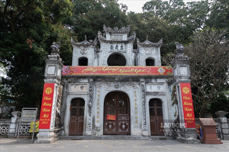 den-chua-di-tich-mo-cua-tro-lai-van-con-nhieu-nguoi-quen-deo-khau-trang