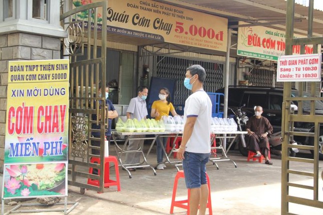quan-com-5000-dong-tang-suat-an-mien-phi-cho-nguoi-ngheo