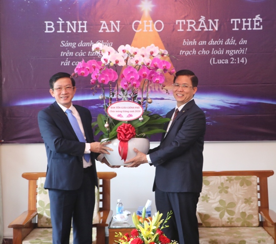 lanh-dao-ban-ton-giao-chinh-phu-tham-va-chuc-mung-giang-sinh-2020