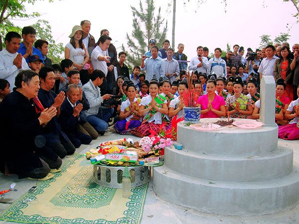 nhung-ngon-thap-co-kinh-cua-dan-toc-lao-o-tay-bac-viet-nam