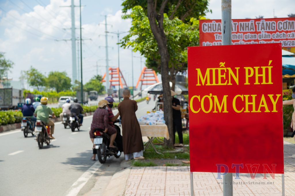 atm-gao-va-nhung-suat-com-mien-phi-chia-se-kho-khan-voi-nguoi-ngheo-tai-tp-hcm