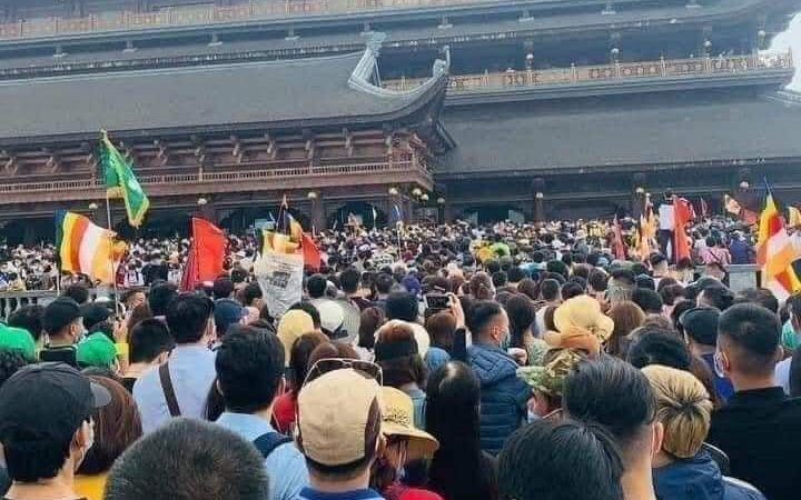 bung-no-du-khach-den-cac-le-hoi-va-noi-lo-covid-19