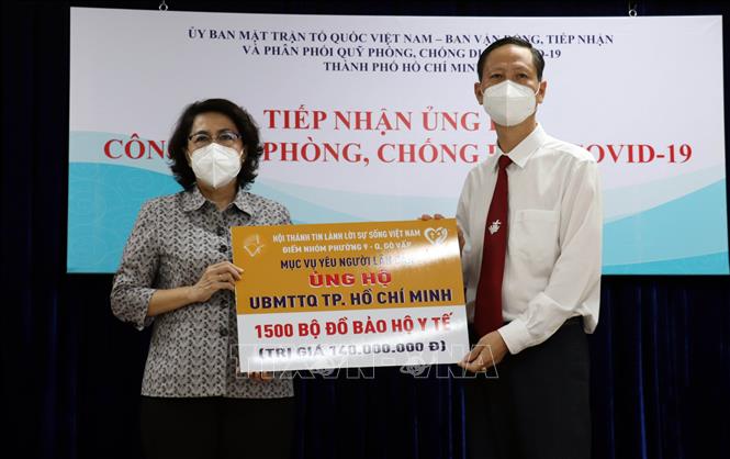 tp-hcm-tiep-nhan-ung-ho-phong-chong-dich-tu-doanh-nghiep-co-so-ton-giao