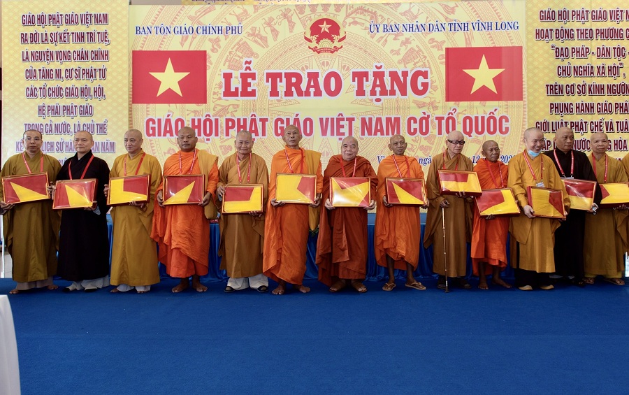 ban-ton-giao-chinh-phu-trao-co-to-quoc-tang-cac-chua-phat-giao-nam-tong-khmer