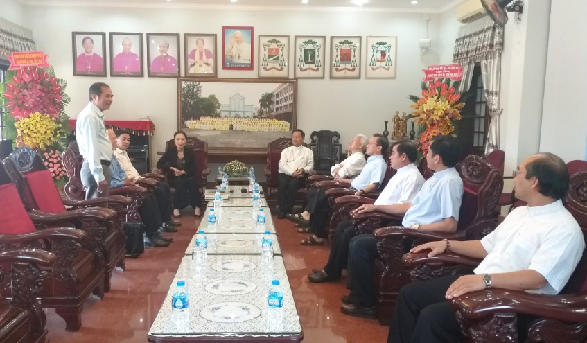 doan-cong-tac-ban-ton-giao-chinh-phu-tham-va-chuc-mung-toa-giam-muc-long-xuyen