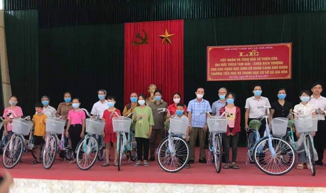 ninh-binh-chua-bich-thuong-tang-qua-hoc-sinh-ngheo-truoc-them-nam-hoc-moi