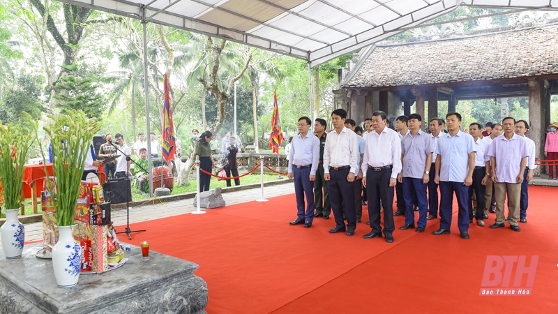 dang-huong-tuong-niem-1016-nam-ngay-mat-le-dai-hanh-hoang-de