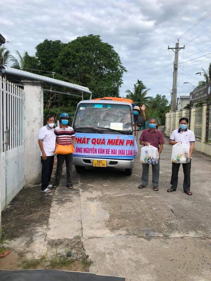 dong-thap-ong-hai-lua-ung-ho-1000-suat-qua-phong-chong-covid-19