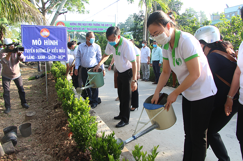 lan-toa-cac-mo-hinh-bao-ve-moi-truong-trong-dong-bao-ton-giao-tinh-hau-giang
