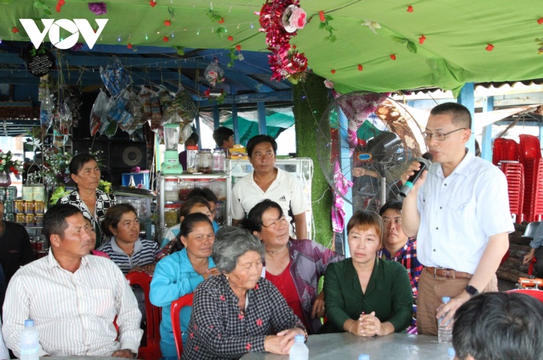 dai-su-quan-viet-nam-tai-campuchia-luon-sat-canh-cung-ba-con-trong-dai-dich-covid-19