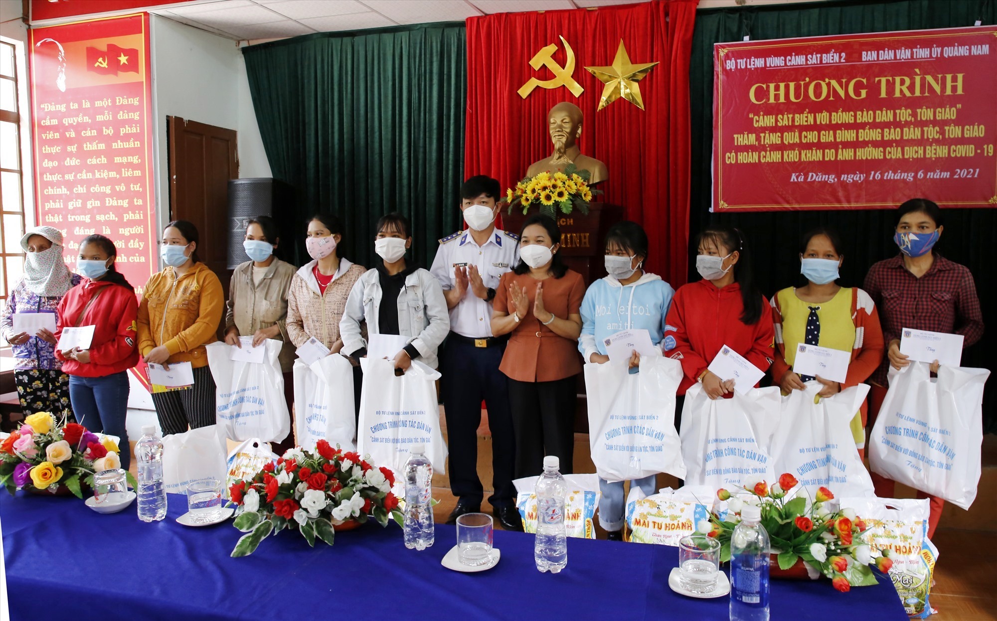 canh-sat-bien-voi-dong-bao-dan-toc-ton-giao-tai-tinh-quang-nam