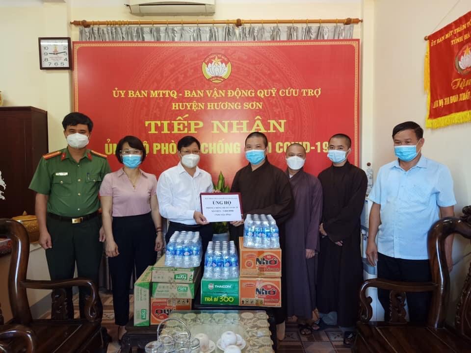 nhung-nghia-cu-cao-dep-giua-mua-dai-dich-covid-19