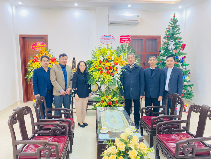 dai-dien-ban-ton-giao-chinh-phu-tham-chuc-mung-giang-sinh-cac-chuc-sac-cong-giao