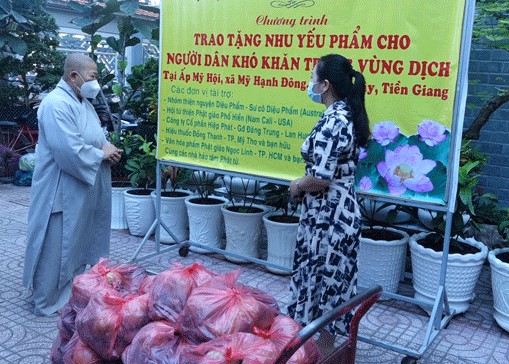 phan-ban-ni-gioi-tien-giang-tang-qua-nguoi-dan-vung-dich