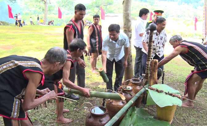 le-cung-giot-nuoc-cua-nguoi-gia-rai-o-lang-ia-krel