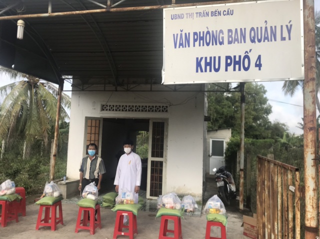 cac-ho-dao-cao-dai-cua-hoi-thanh-cao-dai-tay-ninh-tang-qua-cho-nguoi-bi-anh-huong-boi-dich-benh-covid-19-tai-cac-dia-phuong