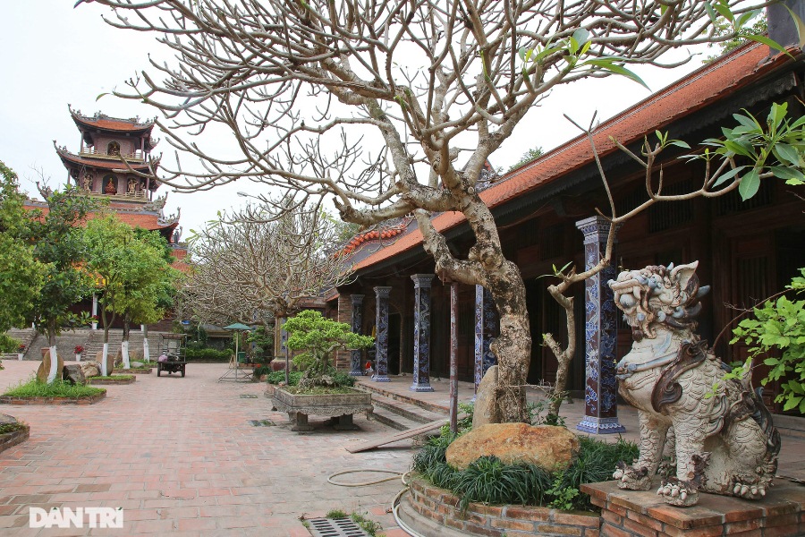 ngoi-chua-gom-su-doc-dao-duoc-xay-tu-hang-van-tac-pham-thu-cong-tham-dam-hon-cot-lang-nghe-o-bat-trang