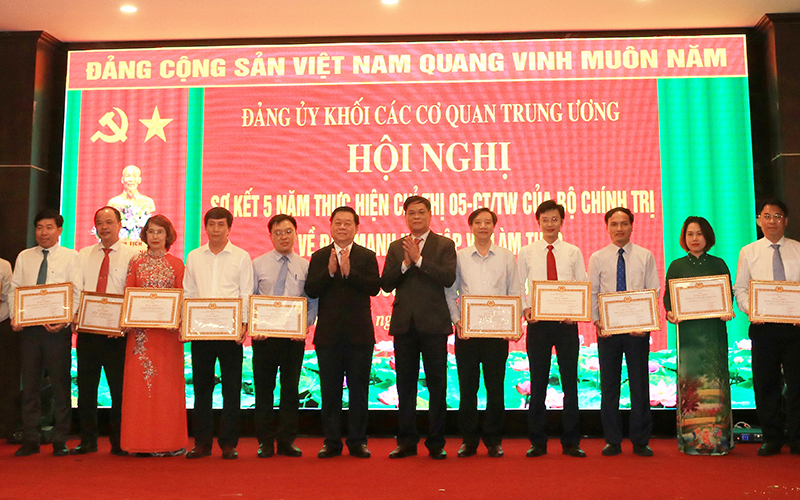 tiep-tuc-quan-triet-nang-cao-nhan-thuc-va-hanh-dong-thuc-hien-chi-thi-05-cua-bo-chinh-tri-trong-cac-co-quan-trung-uong