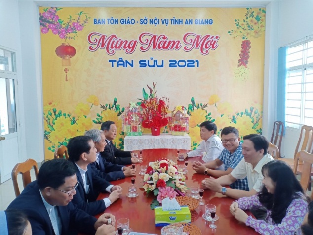 toa-giam-muc-long-xuyen-chuc-tet-ban-ton-giao-tinh-an-giang