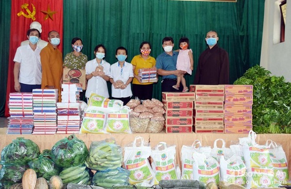 dai-dien-chua-vinh-phuc-chua-ong-nghe-an-tham-tang-qua-tre-em-lang-tre-sos-vinh