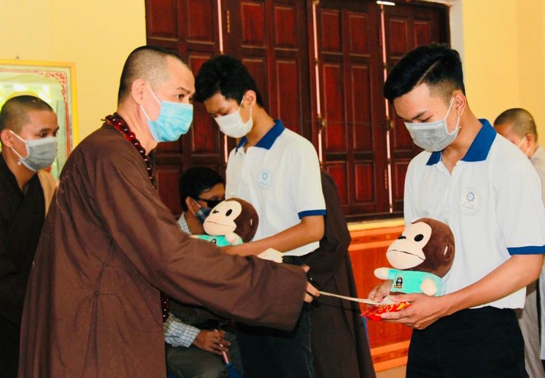 phat-giao-tp-bien-hoa-tang-hoc-bong-cho-con-em-hoi-vien-nguoi-mu